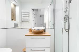 a bathroom with a sink and a shower at Apartament 2000 Stare Miasto bulwary Apartamenty No 1 in Szczecin +19 photos