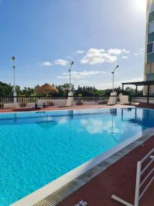 Bazén v ubytování Charming Vilamoura Apartment with Shared Pool nebo v jeho okolí