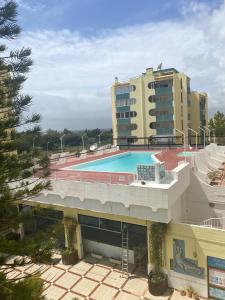 Bazén v ubytování Charming Vilamoura Apartment with Shared Pool nebo v jeho okolí