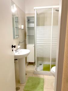 Koupelna v ubytování Charming Vilamoura Apartment with Shared Pool