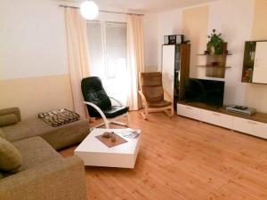Una sala de estar con un sofá y un televisor. en Wellness & Naturstrand (in 800 m), inkl. Pool, en Hof Barendorf
