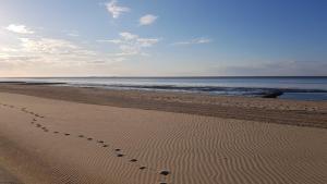 een voetafdruk in het zand op een strand bij Residenz Jan am Strand in Cuxhaven