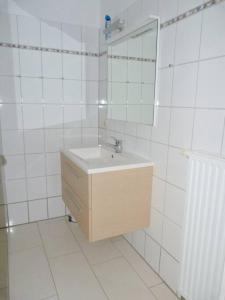 Baño de azulejos blancos con lavabo y espejo en Wellness & Naturstrand (in 800 m), inkl. Pool, en Hof Barendorf