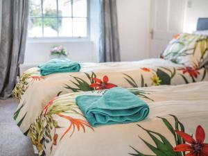Duas camas com toalhas num quarto em Lovely Villa1king 2 double 4 single 1 bunk beds em Torquay