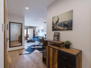 a living room with a desk and a mirror at Apartment Liebelei am See - Traumblick aufs Kaisergebirge - nur ein Katzensprung zum See in Walchsee