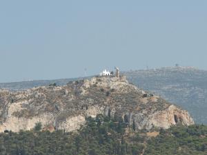 um grupo de pessoas no topo de uma montanha em Balasca Hotel em Atenas