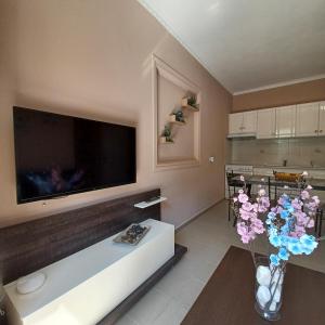 A kitchen or kitchenette at Μπουκαμβίλια - Bougainvillea