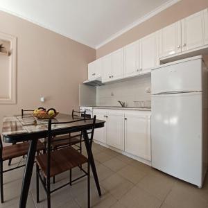 A kitchen or kitchenette at Μπουκαμβίλια - Bougainvillea