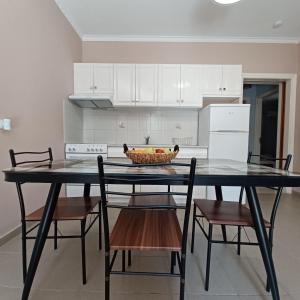 A kitchen or kitchenette at Μπουκαμβίλια - Bougainvillea