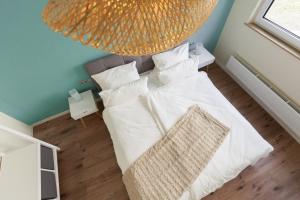 Tempat tidur dalam kamar di MoselloLodge, Luxus Ferienhaus mit großer Dachterrasse, Top Ausstattung, Waschmaschine, Netflix