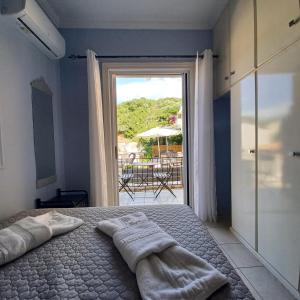 A bed or beds in a room at Μπουκαμβίλια - Bougainvillea