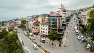 eine Stadtstraße mit auf der Straße geparkt in der Unterkunft HANN OTEL in Trabzon