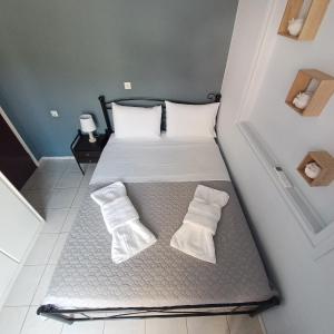 A bed or beds in a room at Μπουκαμβίλια - Bougainvillea
