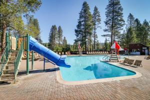 トラッキーにあるServenti Tahoe Donner Cabinの遊び場付きスイミングプールの滑り台