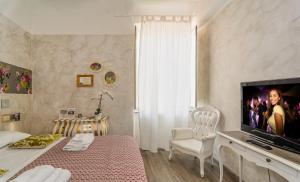 TV a/nebo společenská místnost v ubytování B&B Relais Inn Lucca