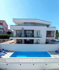 Bazén v ubytovaní Villa Apartment Joel alebo v jeho blízkosti