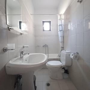 A bathroom at Μπουκαμβίλια - Bougainvillea