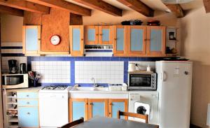 Kuchyňa alebo kuchynka v ubytovaní Maison chaleureuse à Vaucluse avec jardin spacieux 84 m²