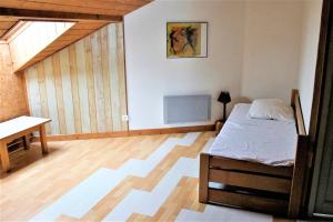 Posteľ alebo postele v izbe v ubytovaní Maison chaleureuse à Vaucluse avec jardin spacieux 84 m²