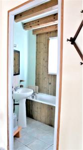 Ein Badezimmer in der Unterkunft Maison de 3 chambres avec jardin amenage et wifi a Vaucluse