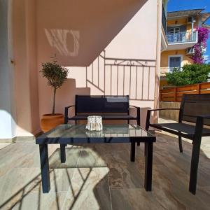 A balcony or terrace at Μπουκαμβίλια - Bougainvillea