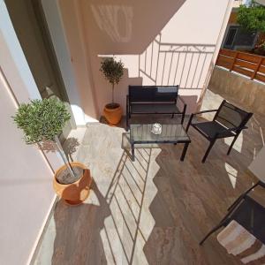 A balcony or terrace at Μπουκαμβίλια - Bougainvillea