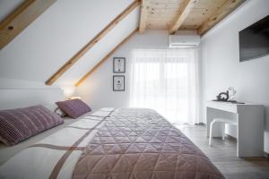 Postel nebo postele na pokoji v ubytování Villa Nesa - beautiful guest house at continental Croatia with Outdoor swimming pool, Sauna and 3 Bedrooms
