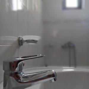 A bathroom at Μπουκαμβίλια - Bougainvillea