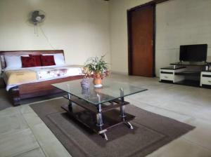 uma sala de estar com uma mesa de centro e uma cama em Zion INN em Kigali