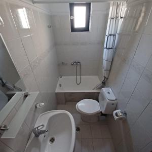A bathroom at Μπουκαμβίλια - Bougainvillea