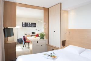 Aparthotel Adagio Toulouse Centre Ramblas的电视和/或娱乐中心