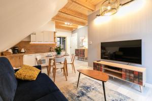 Televízia a/alebo spoločenská miestnosť v ubytovaní Apartament Liściasty 2 z widokiem na góry - Dream Apart