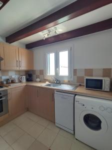 A kitchen or kitchenette at Villa Coral