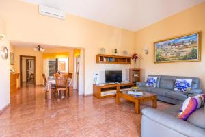 salon z kanapą i telewizorem w obiekcie Villa Bella Lucia Luxury 2 w Corralejo