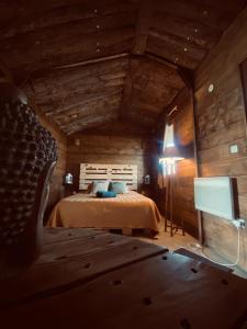Postel nebo postele na pokoji v ubytování Chambre avec spa privé