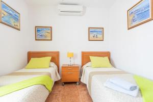 sypialnia z 2 łóżkami i szafką nocną w obiekcie Villa Bella Lucia Luxury 2 w Corralejo +37 zdjęć