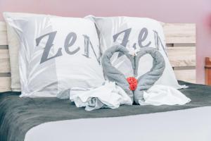 zwei Schwanenkissen mit dem Wort "ich auf dem Bett" in der Unterkunft Maison Familiale avec Piscine Privée, plage à pied, Frais Obligatoires à régler à l'arrivée, Linge 15e par pers & Ménage 70e par séjour voir profil Mandatory fees in cash to be paid on arrival linen 15e per person 70e housekeeping per stay in Sainte-Maxime