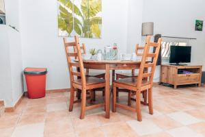 einem Esstisch mit 2 Stühlen und einem TV in der Unterkunft Maison Familiale avec Piscine Privée, plage à pied, Frais Obligatoires à régler à l'arrivée, Linge 15e par pers & Ménage 70e par séjour voir profil Mandatory fees in cash to be paid on arrival linen 15e per person 70e housekeeping per stay in Sainte-Maxime + 25 Fotos