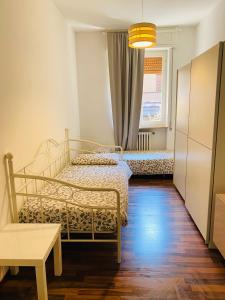 1 dormitorio con 2 camas y ventana en appartmentslapiazzetta -1-2-6, en Sesto Calende