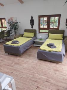 2 camas en una habitación con suelo de madera en Ferienhaus in Bernau bei Berlin en Bernau bei Berlin