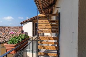 spiralne schody na balkonie budynku w obiekcie La Casa del Postino w mieście Farigliano