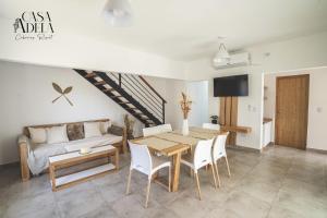 sala de estar con mesa y sofá en Casa Adela - Cabañas Resort en La Rioja