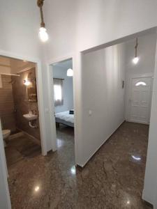 a room with a bathroom with a sink and a toilet at Διαμέρισμα κοντά στην θάλασσα in Arkoudi