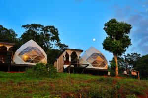 Ban Kai Noi的住宿－หุบเขาโฮมสเตย์，三个帐篷坐在田野顶部