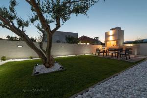 a tree sitting in the middle of a yard at Apartment Black Diamond in Ražanac