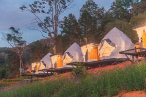 een rij tenten op een heuvel in een veld bij หุบเขาโฮมสเตย์ in Ban Kai Noi