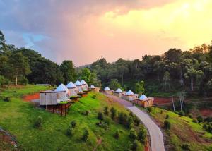 een luchtfoto van een groep hutten op een heuvel bij หุบเขาโฮมสเตย์ in Ban Kai Noi +28 foto's