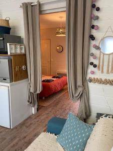 um quarto com uma cama e cortinas em La petite Jeanine em Villers-sur-Mer