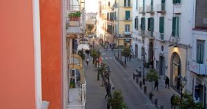 vistas a una calle de la ciudad con edificios en Casa Rachele Napoli, en Torre del Greco