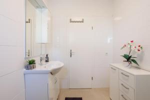 Kúpeľňa v ubytovaní Apartment ANA Podstrana